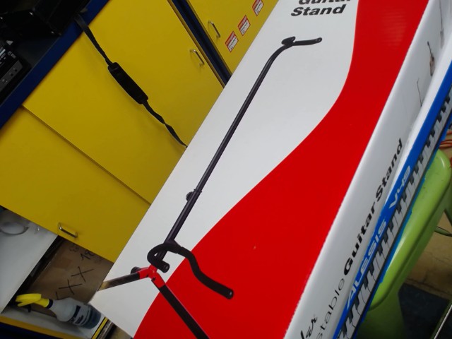 Adjustable guitar stand