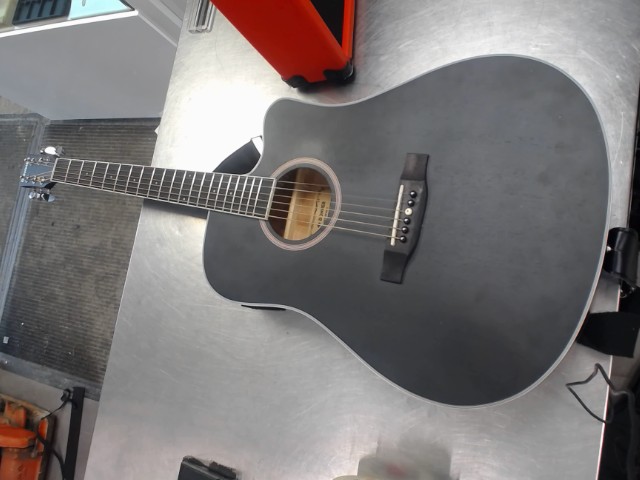 Guitare �lectro acoustique dans etui