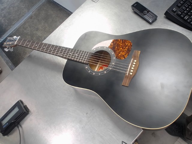 Guitar acoustic dans case mou