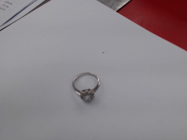 Bague avec pierre au milieu