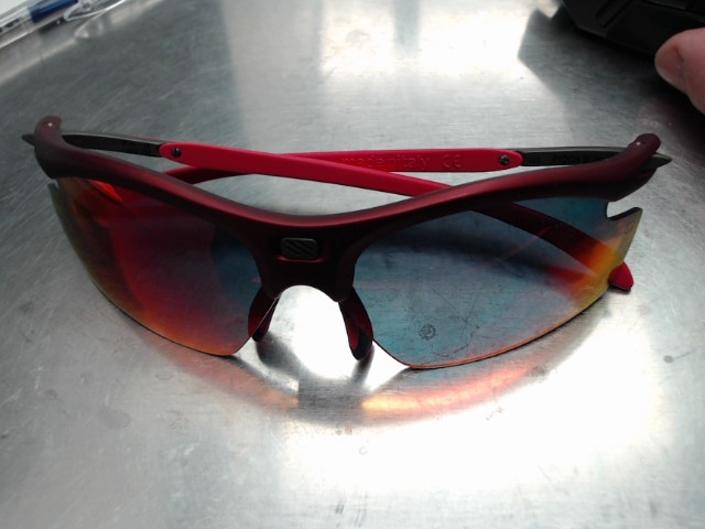 Lunettes soleil rouge sport