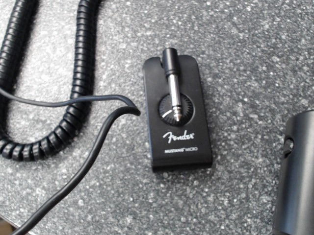 Guitar headhone amp mustang micro+boite
