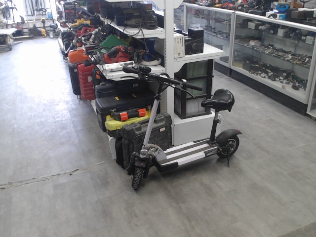 Trotinette electrique blanc et noir+banc