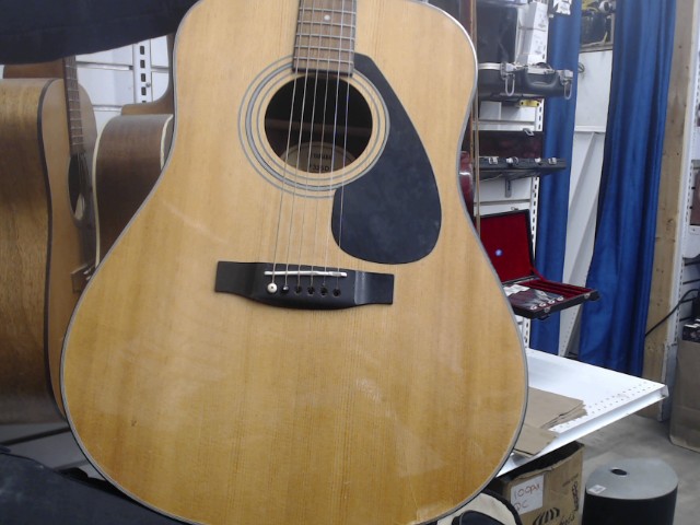 Guit acoustique un peut craqu�