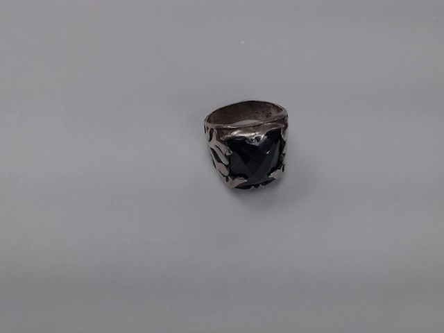 Bague en argent avec grosse pierre noire