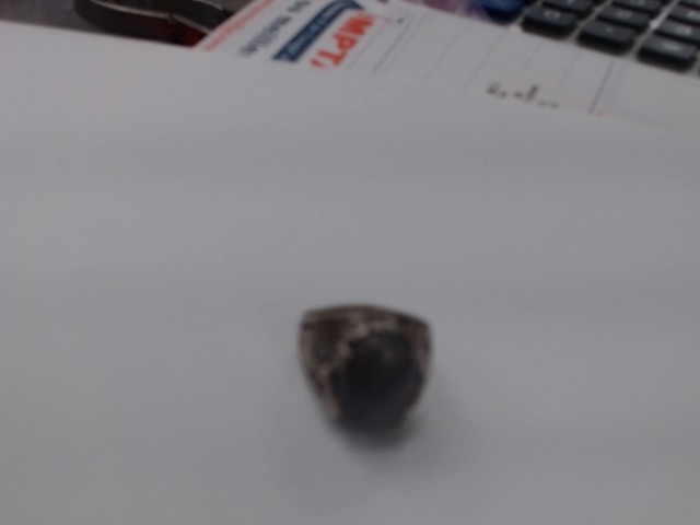 Bague en argent avec petite pierre noir