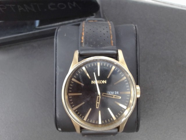 Montre gold 2 tone black rubber strap