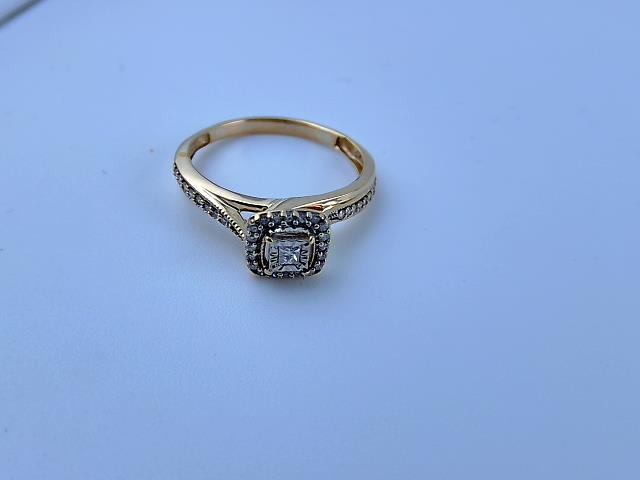BAGUE EN OR 10KT AVEC DIAMANTS