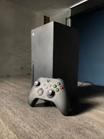 Console xbox serie x avec une mann