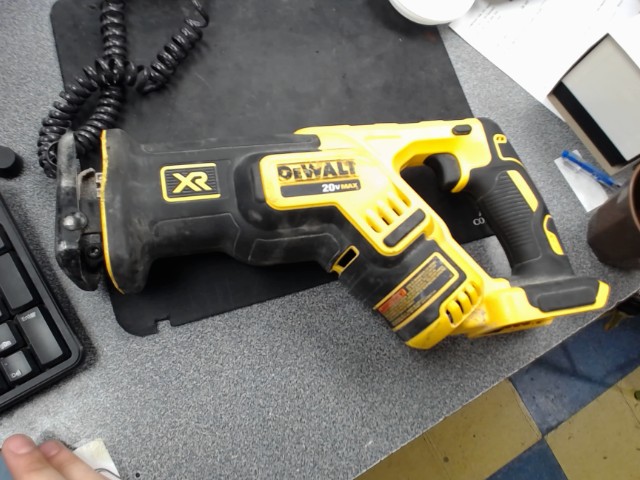 Cordeless cut-out tool ssans bat
