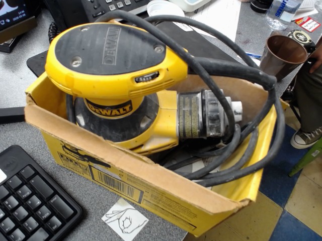 Palm sander a fil