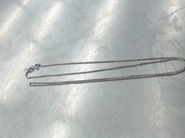 Petite chaine en argent mailles carrees
