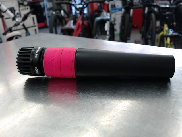 Micro dynamic pour scene avec tape rose