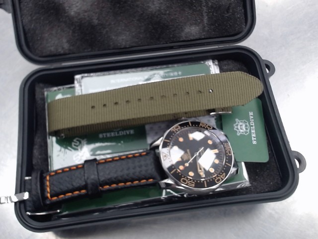 Automatic dive watch