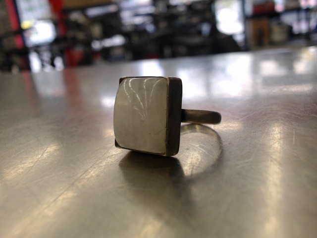 Bague en argent pierre blanche carre