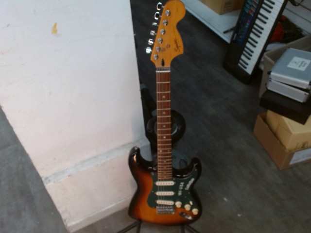 Guit elect sunburst+case (00's)