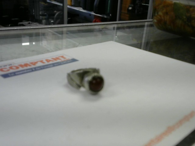 Bague en argent avec pierre rouge