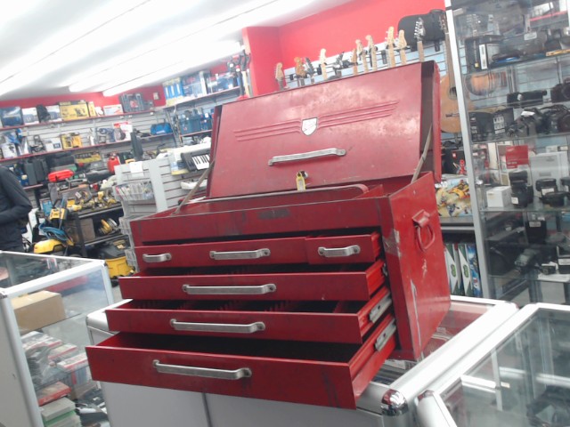 Red metal toolchest avec cle etique jaun