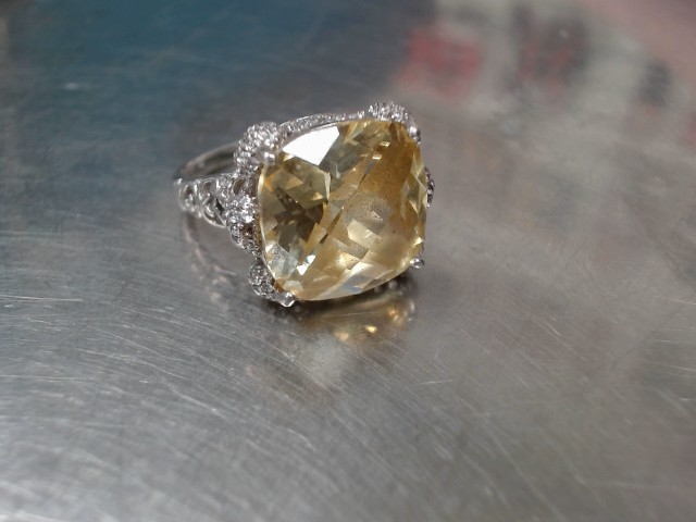 Bague en argent avec grosse pierre