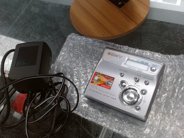 Lecteur mini disc avec chargeur