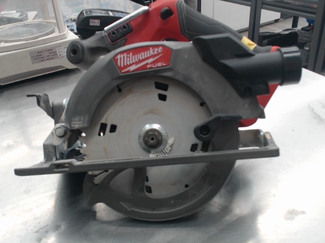 Scie circulaire a batterie milwaukee