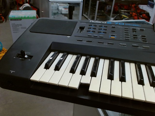 Roland e-70 synth�tiseur  61 touches