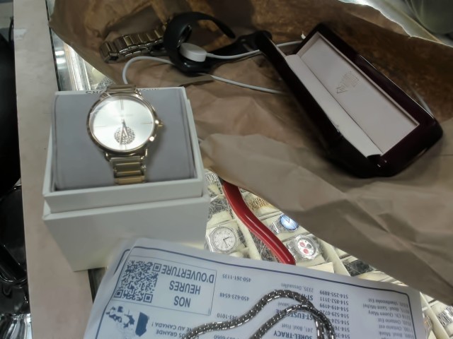 Montre neuve or avec pierre