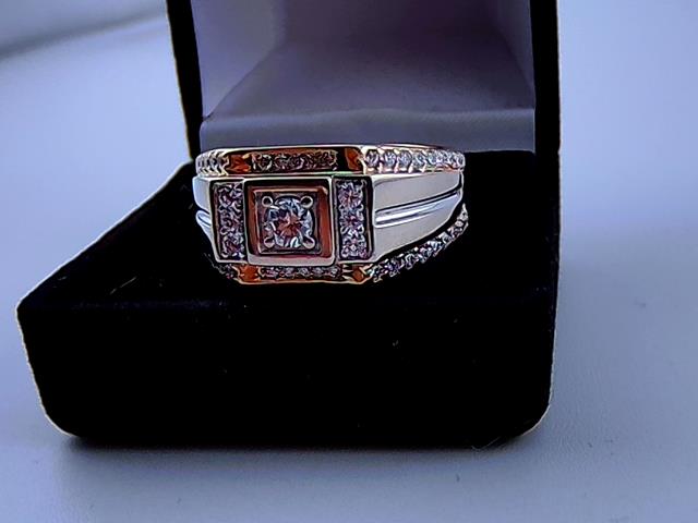 BAGUE EN OR 10KT AVEC DIAMANTS
