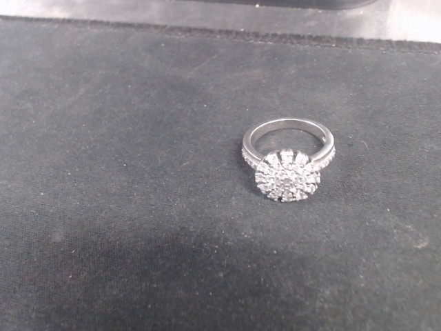 Bague avec pierres blanches