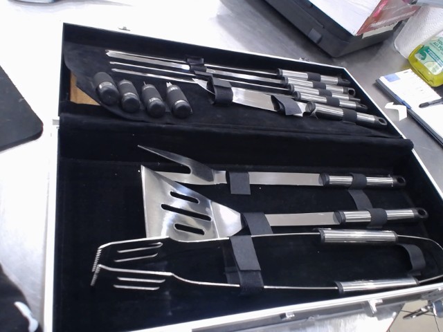 Kit d'ustencile a bbq dans caisse noir