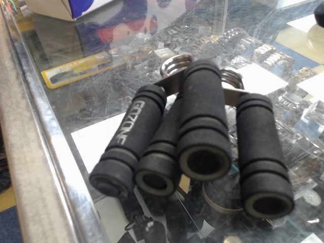 2 padded hand grip