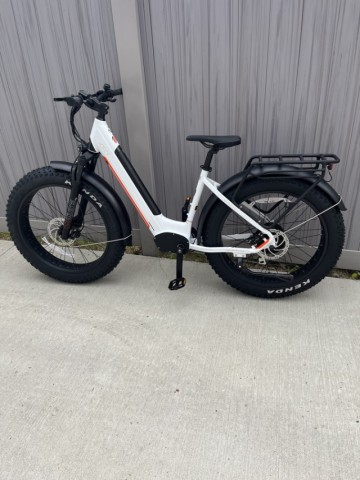 Velo electric blanc avec chargeur