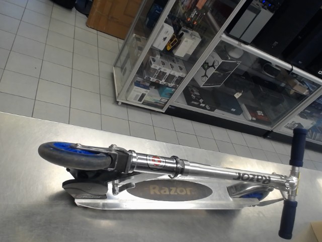 Razor une trottinette � pied,