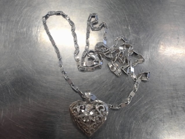 Chaine en argent avec breloque coeur