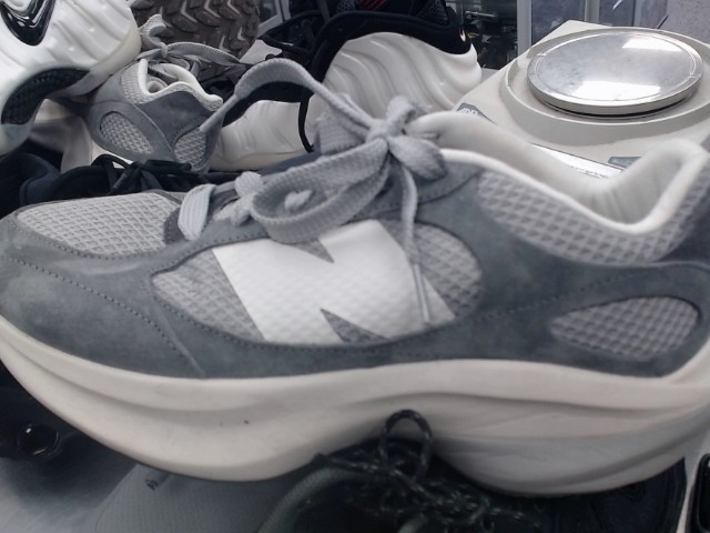 Soulier new balance gris size 10