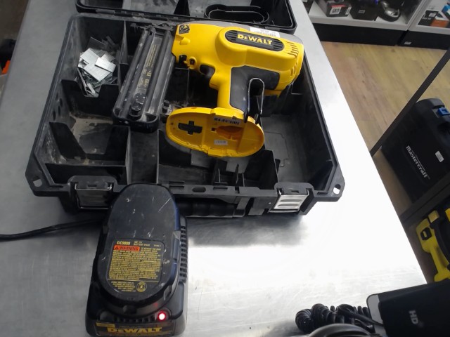 Cloueuse 18ga 18v case + chargeur