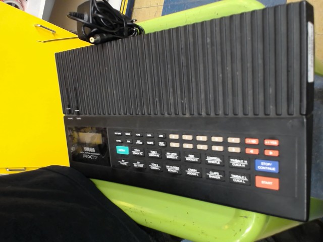 Drum machine vintage avec chargeur