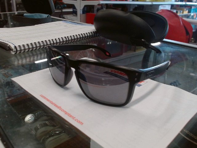 Lunettes oakley avec la case