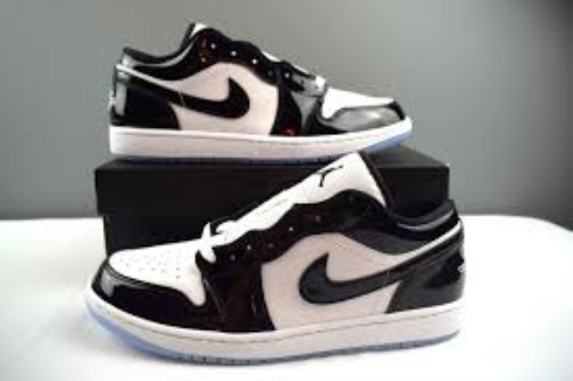 Soulier nike femme 10us noir blanc