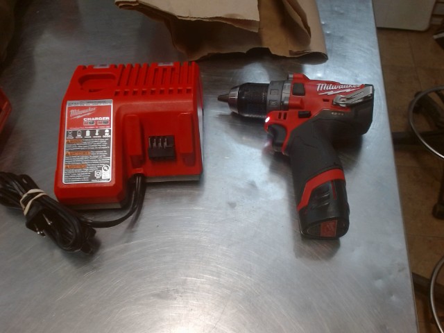 Drill + batt 1.5 ah m12 + chargeur
