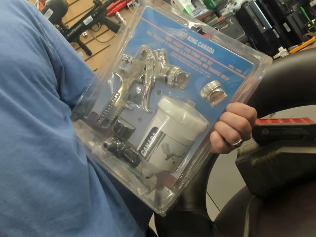 Gravity spray gun