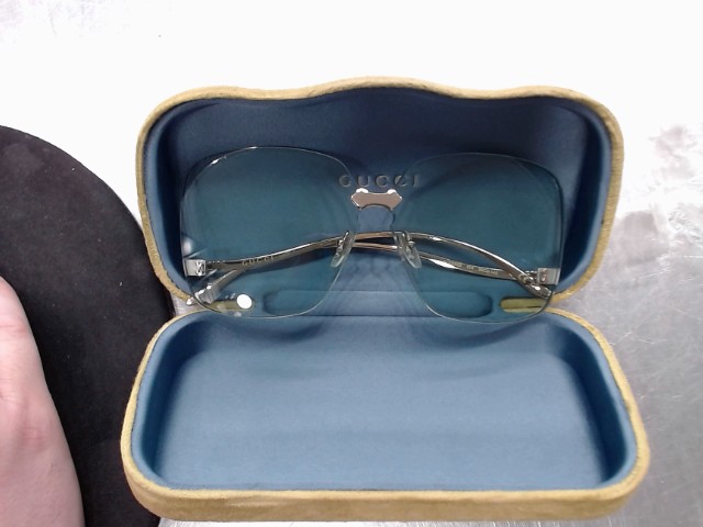 Paire de lunette fum�e femme / etui