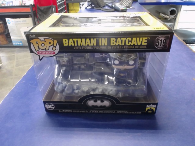 Figurine batman in batcave 519