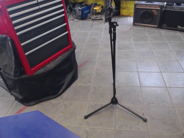 Support a perche avec embout microphone