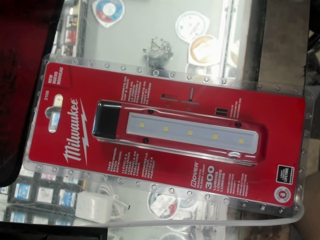 Magnetic flood light