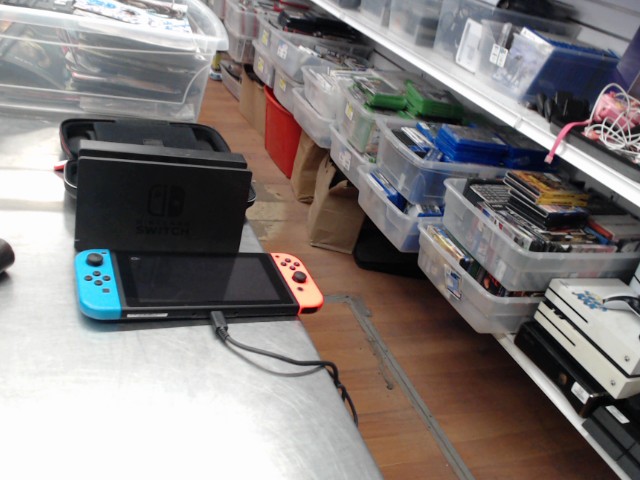 Console switch+dock+fil courant+ etui