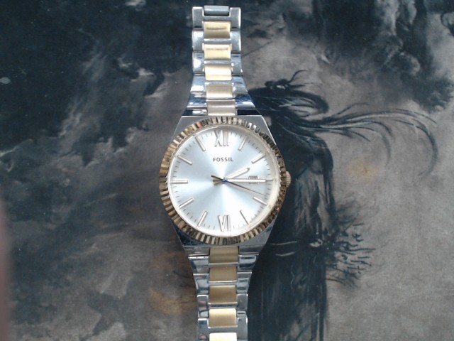 Montre fossil pour femme dor� argent�