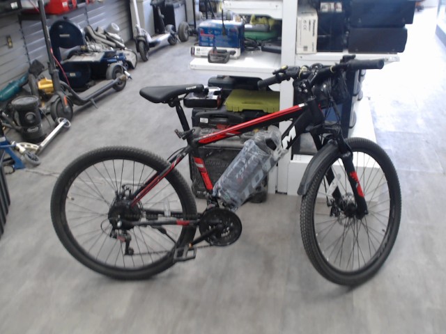 Velo electrique rouge et noir avec charg
