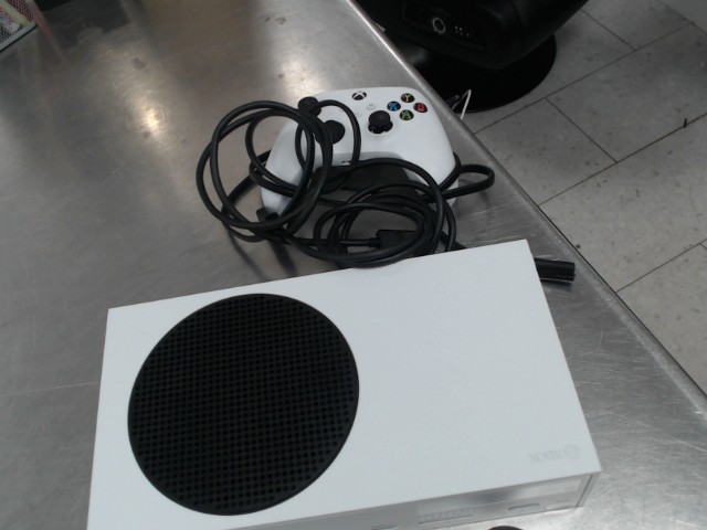 Xbox series s avec fils et manettes