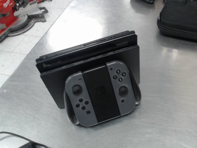 Nintendo switch avec accesoires et case